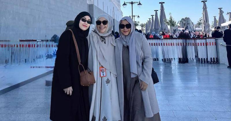 Potret Ayu Ting Ting Umrah bersama Keluarga, Tas Hermes Jadi Sorotan!